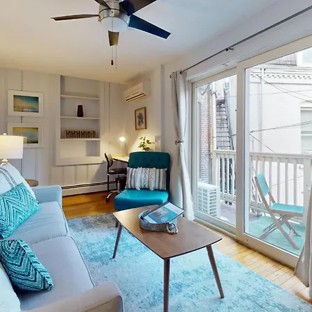 Cozy 1 Bed, 1 Bath In Brookline Village